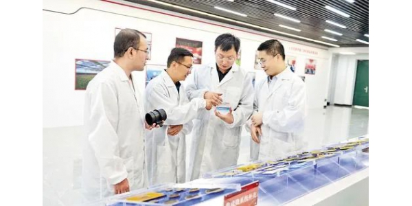 Um den Aufbau eines leistungsfähigen Landes für Wissenschaft und Technologie zu beschleunigen: Xi Jinping Der Generalsekretär Besuch in China Electronics Science and Technology Industry Grundlagenforschung Institut